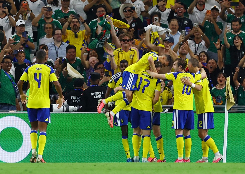 Jogadores da Su�cia comemoram um dos gols na partida contra a Tun�sia � Foto: REUTERS/Daniel Becerril