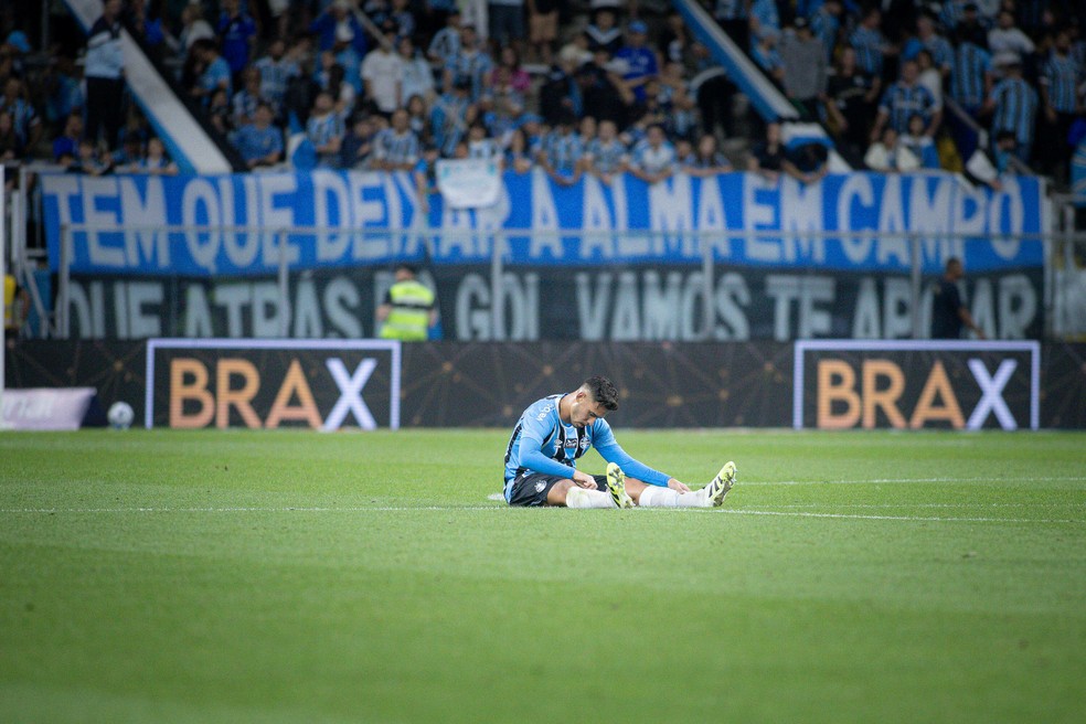 Noriega, uma das boas contratações do Grêmio em 2025, decepcionado após a derrota para o Cruzeiro — Foto: Maxi Franzoi/AGIF