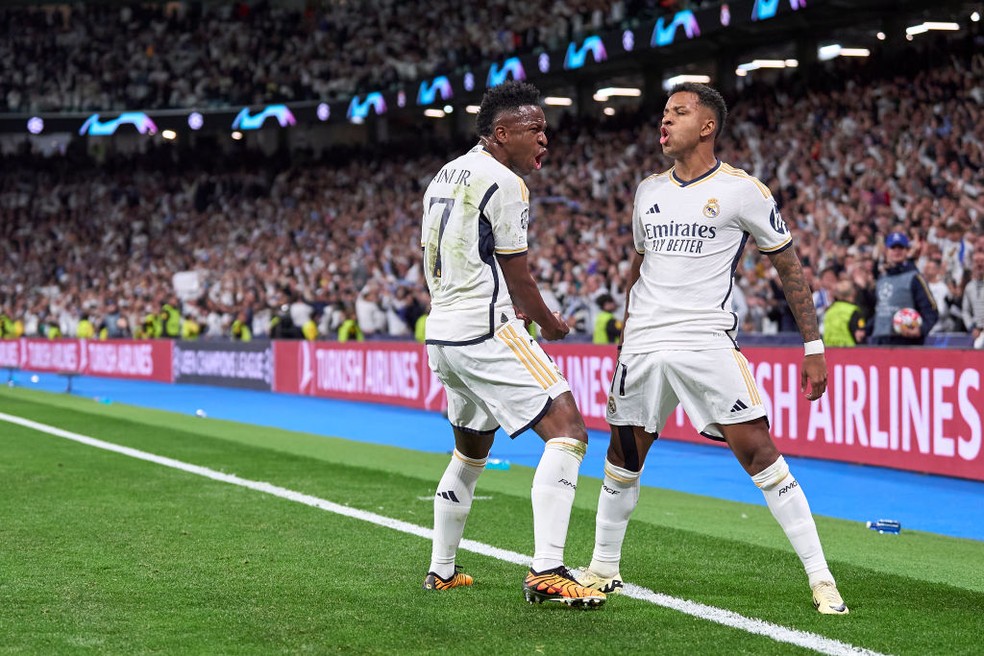 Vinicius Junior comemora com Rodrygo um dos gols do Real Madrid contra o Manchester City — Foto: Getty Images