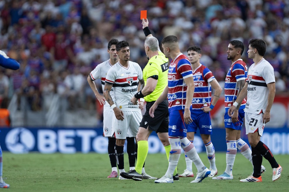DESFALQUE IMPORTANTE! Atacante do São Paulo é expulso e não vai jogar no Choque-Rei!
