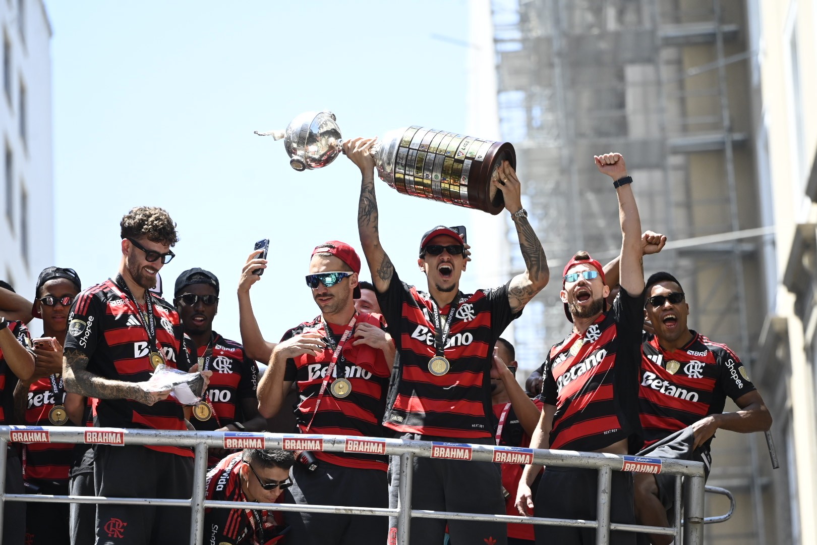 Flamengo faz festa no Centro do Rio em trio elétrico para celebrar o tetra da Libertadores