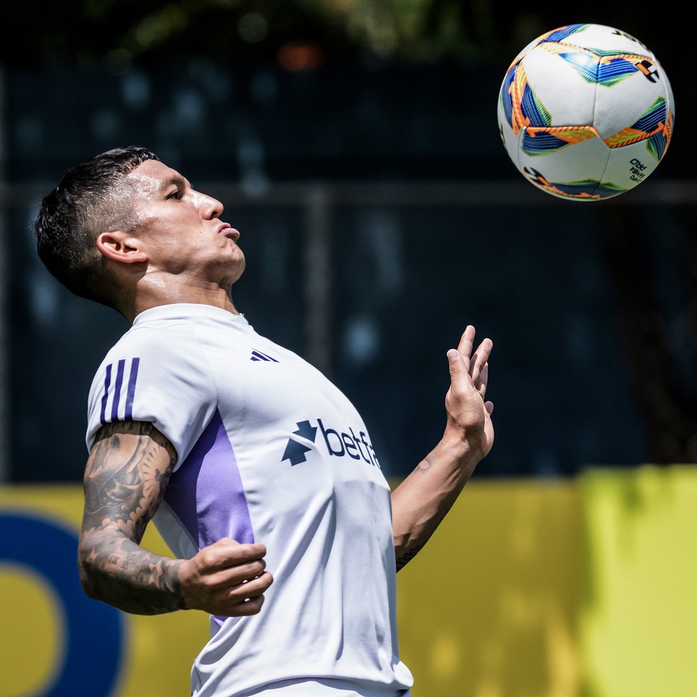 Lucas Romero em treino do Cruzeiro — Foto: Gustavo Aleixo/Cruzeiro