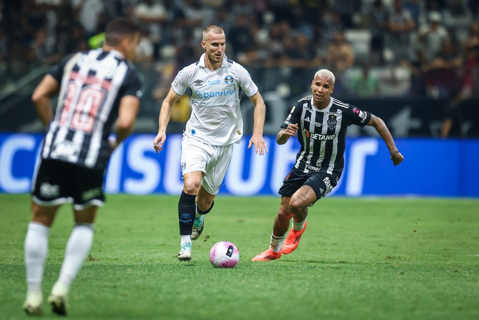 Rodrigo Ely e Deyverson em Atlético-MG 2x1 Grêmio — Foto: Lucas Uebel/Grêmio FBPA