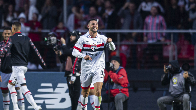 Calleri comemora gol do São Paulo contra o Bahia