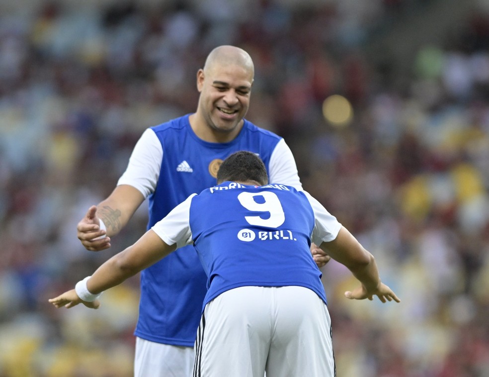 Adriano e Adrianinho em despedida — Foto: André Durão