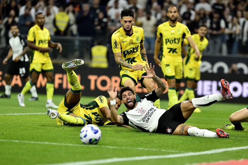 Yuri Alberto sofre pênalti em Corinthians x Mirassol — Foto: Marcos Ribolli