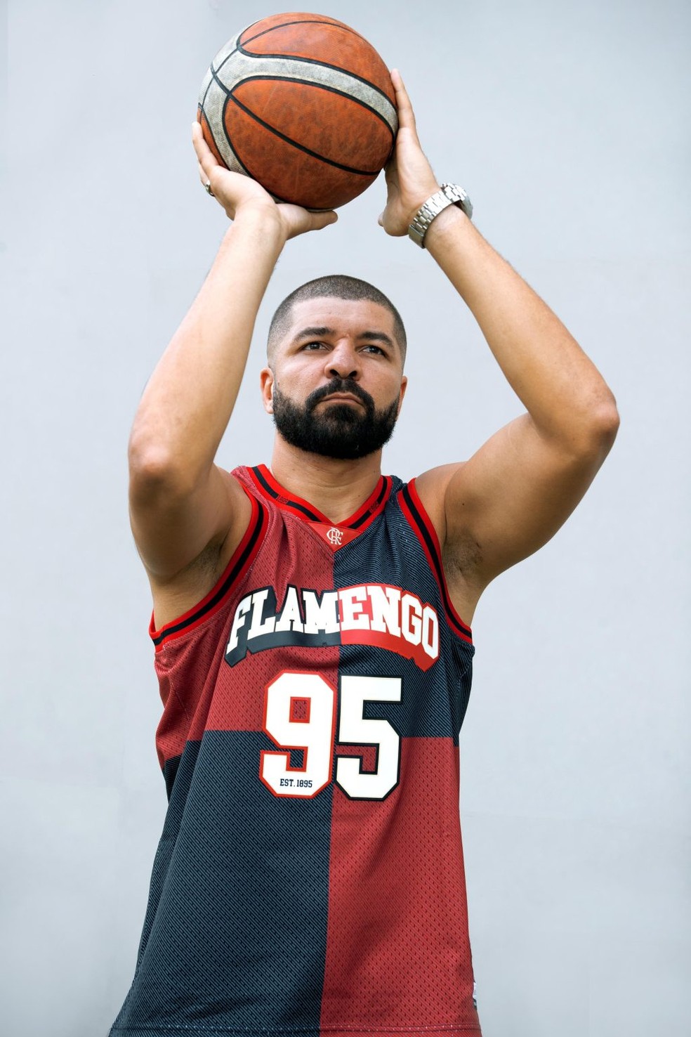 Olivinha com a camisa de basquete — Foto: Divulgação/ CRF
