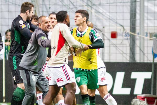 América-MG x São Paulo: súmula relata expulsão de Wellington Paulista e copos arremessados
