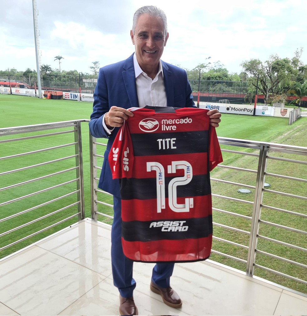 Tite chega ao Ninho do Urubu e exibe camisa do Flamengo