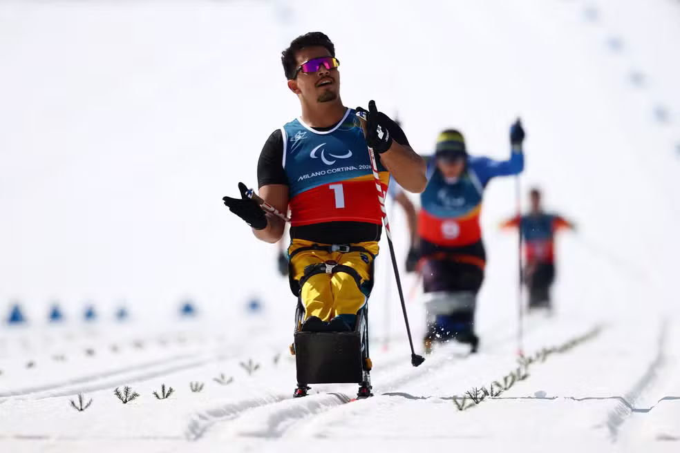 Cristian Ribera no sprint sentado nas Paralimpíadas de Inverno — Foto: REUTERS/Sarah Meyssonnier
