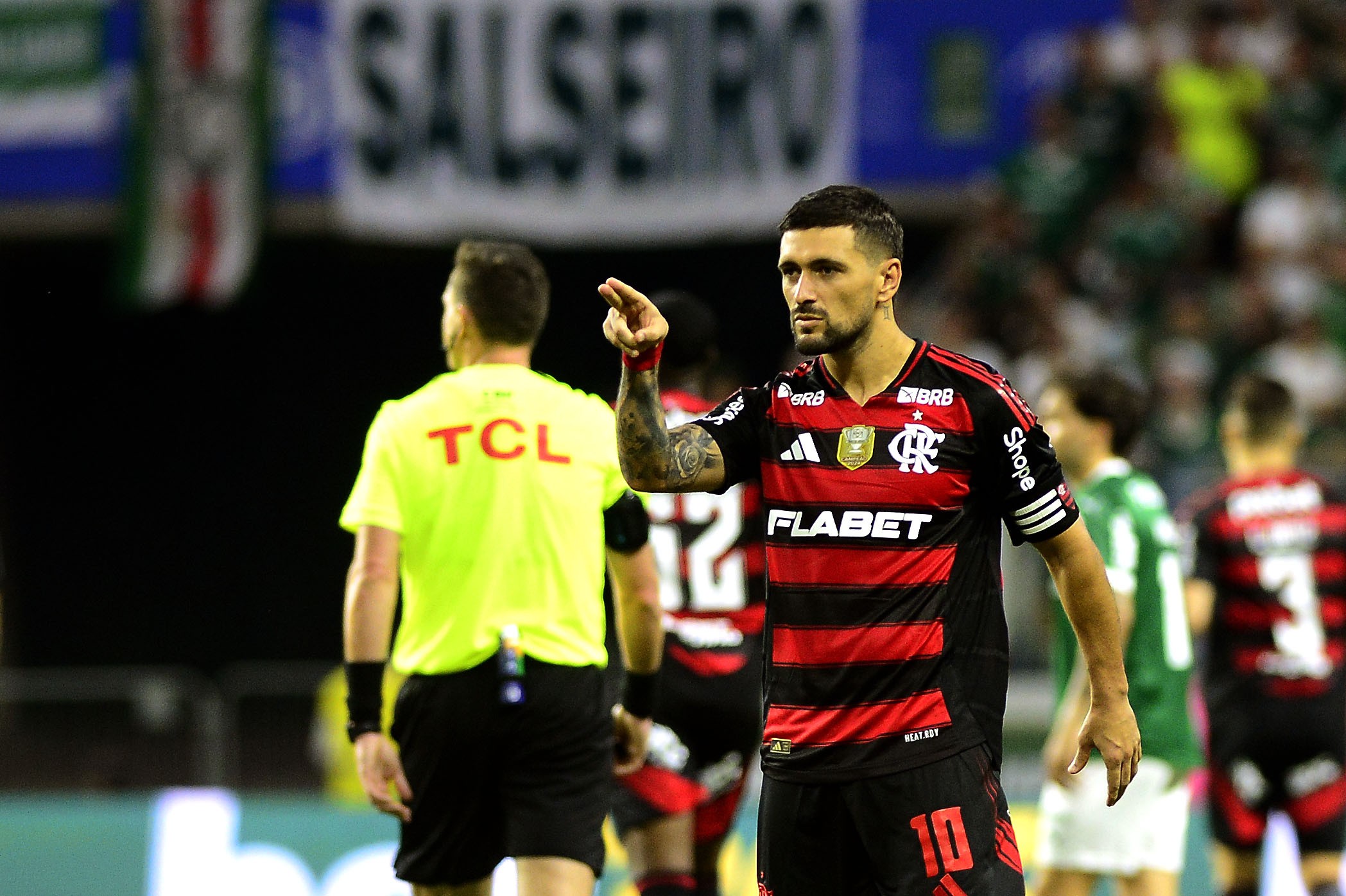 Arrascaeta analisa penalidade a favor do Flamengo em jogo contra o Palmeiras