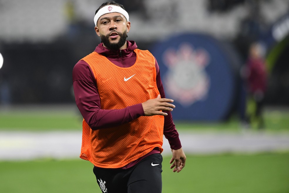 Memphis em treino do Corinthians no CT Joaquim Grava — Foto: Marcos Ribolli