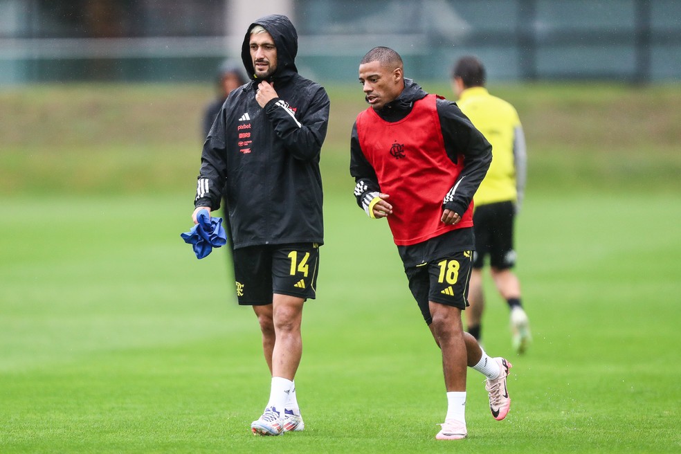 De la Cruz e Arrascaeta em treino do Flamengo — Foto: Gilvan de Souza/Flamengo