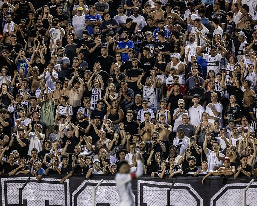 Neymar, do Santos, é aplaudido pela torcida da Inter de Limeira — Foto: Raul Baretta/ Santos FC