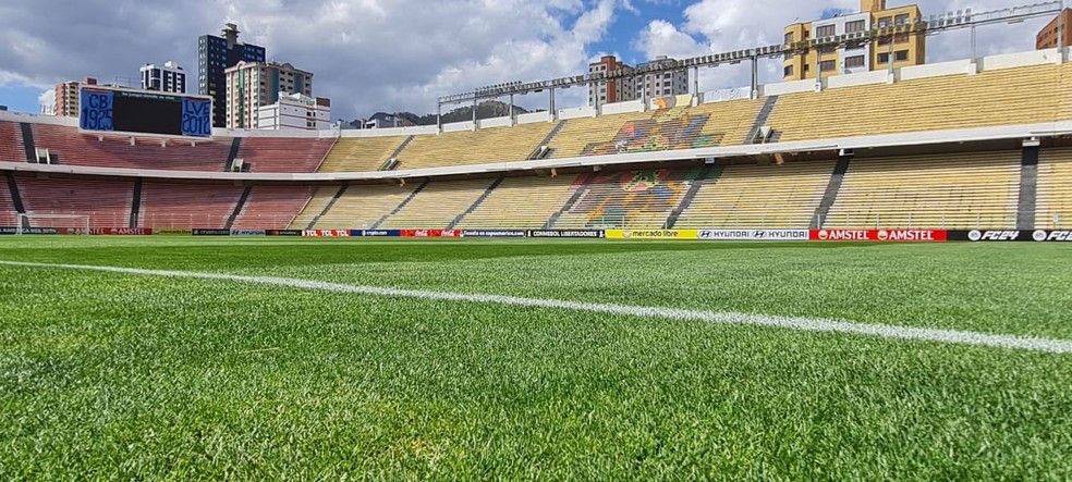 Gramado do estádio Hernando Siles na Bolívia, palco de Bolívar x Flamengo — Foto: Edson Viana / ge