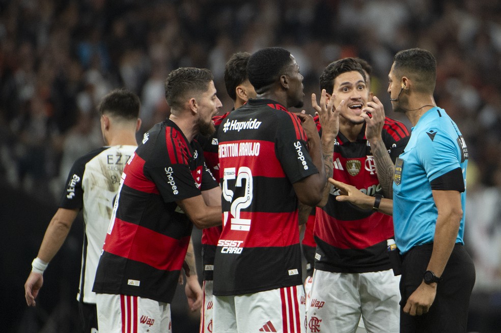 Jogadores do Flamengo reclamam de expulsão de Evertton Araújo em jogo contra o Corinthians — Foto: Anderson Romão/AGIF
