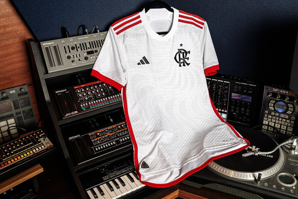 Nova camisa do Flamengo é exibida em meio a aparelhagem de som — Foto: Divulgação/Adidas