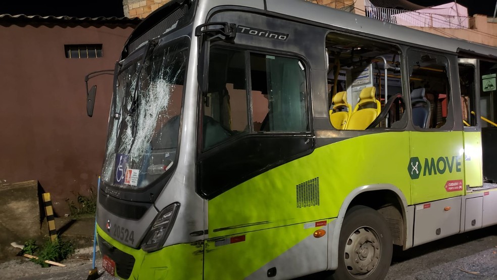 Ônibus ficou destruído após emboscada protagonizada por torcedores do Cruzeiro