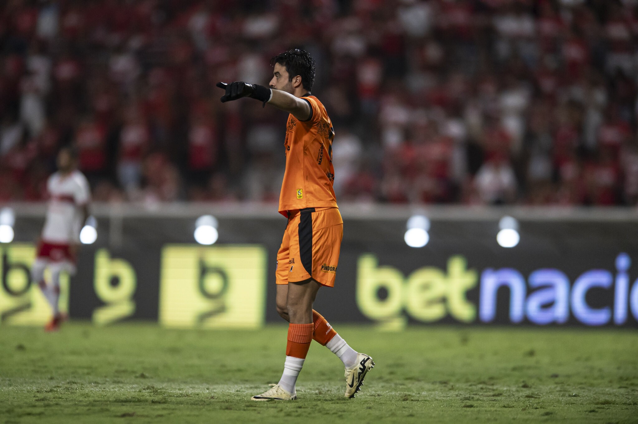 Matheus Albino desloca o ombro e preocupa a comissão técnica do CRB