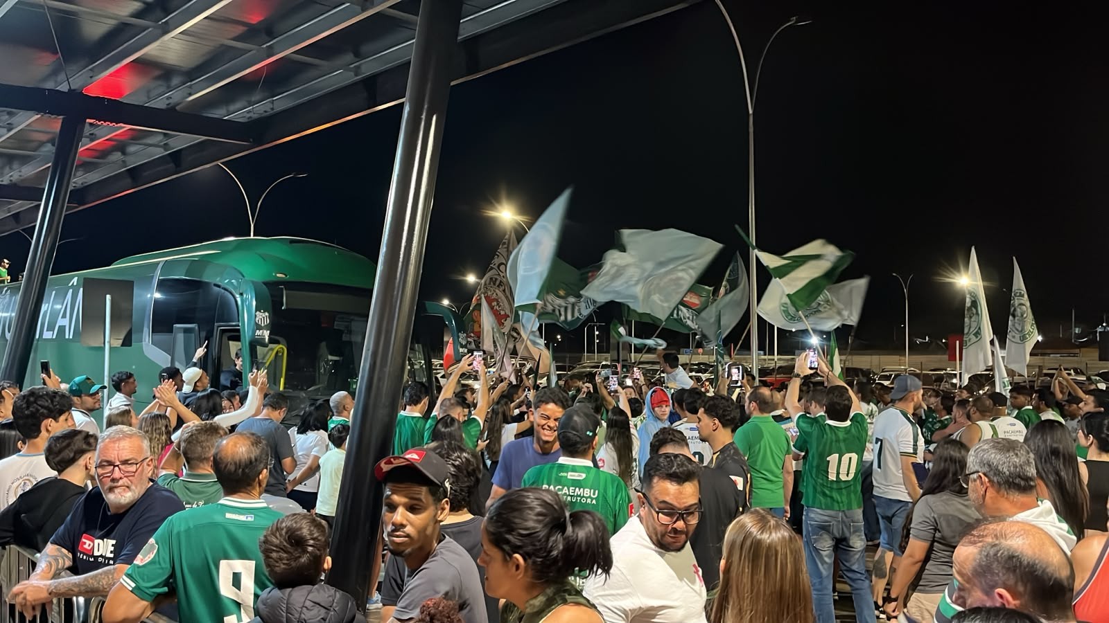 Após conquistar acesso, Uberlândia é recebido com festa pela torcida no aeroporto