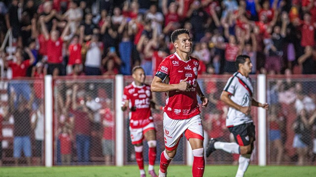 Marquinhos Gabriel comemora gol no clássico