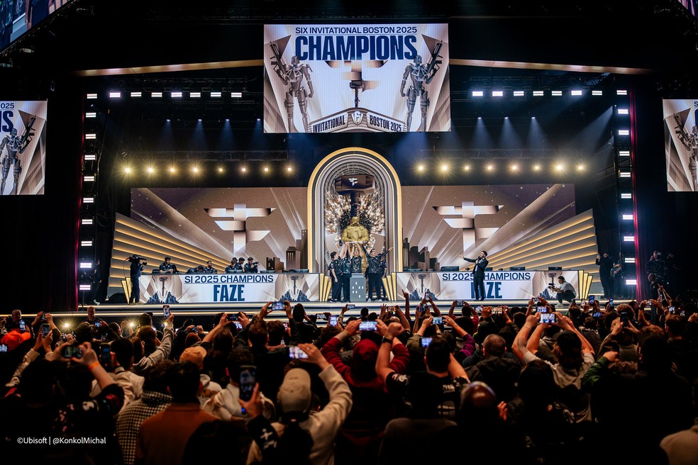 Jogadores de Rainbow Six da FaZe Clan comemoram título mundial no Six Invitational 2025, no MGM Music Hall, em Boston, nos EUA — Foto: Michal Konkol/Ubisoft