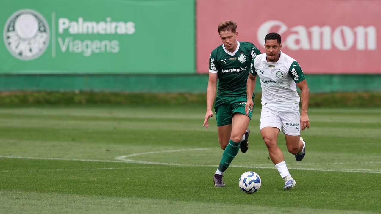 Palmeiras testa time alternativo em treino com gols de Vitor Roque