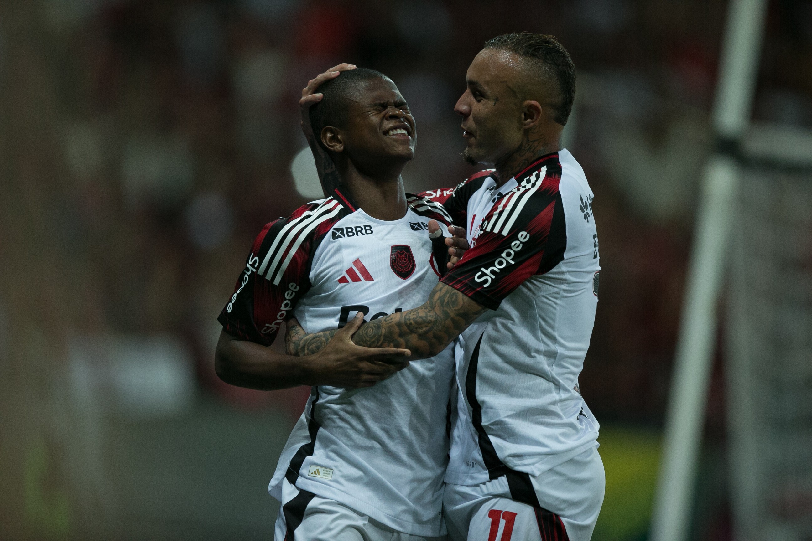 Ninho de Ouro: Douglas Telles projeta o futuro com gol na estreia em 1º toque na bola