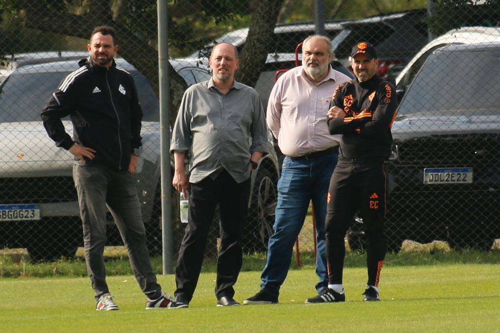 Magrão, Alessandro Barcellos, Felipe Becker e Eduardo Coudet tentam encontrar um modelo para o retorno do Inter — Foto: Tomás Hammes