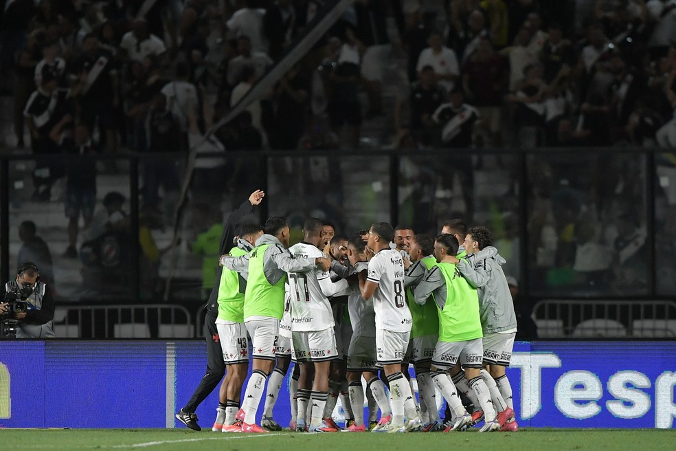 Jogadores do Vasco comemoram gol de Paulo Henrique contra o Cruzeiro  Foto: Thiago Ribeiro/AGIF