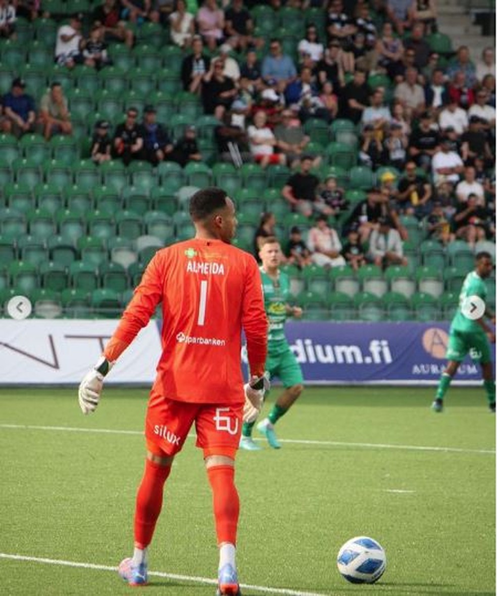 Goleiro foi titular na campanha de acesso e t&iacute;tulo nacional do Ekenas da finl&acirc;ndia &mdash; Foto: Reprodu&ccedil;&atilde;o