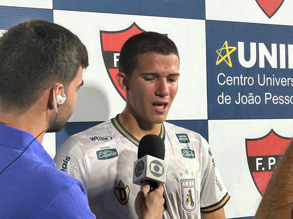 Estevan Costa chorando ao falar do gol marcado na vitória do Sousa contra o Campinense — Foto: Izabel Rodrigues/ge