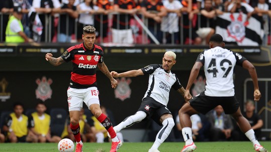 Flamengo x Corinthians: PC Oliveira critica procedimento do VAR na expulsão de Carrascal