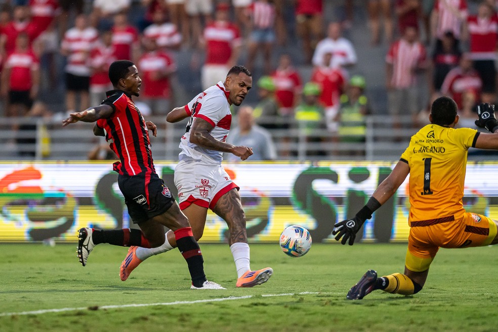 Mikael desperdiçou chance cara a cara com Lucas Arcanjo — Foto: Divulgação/CRB