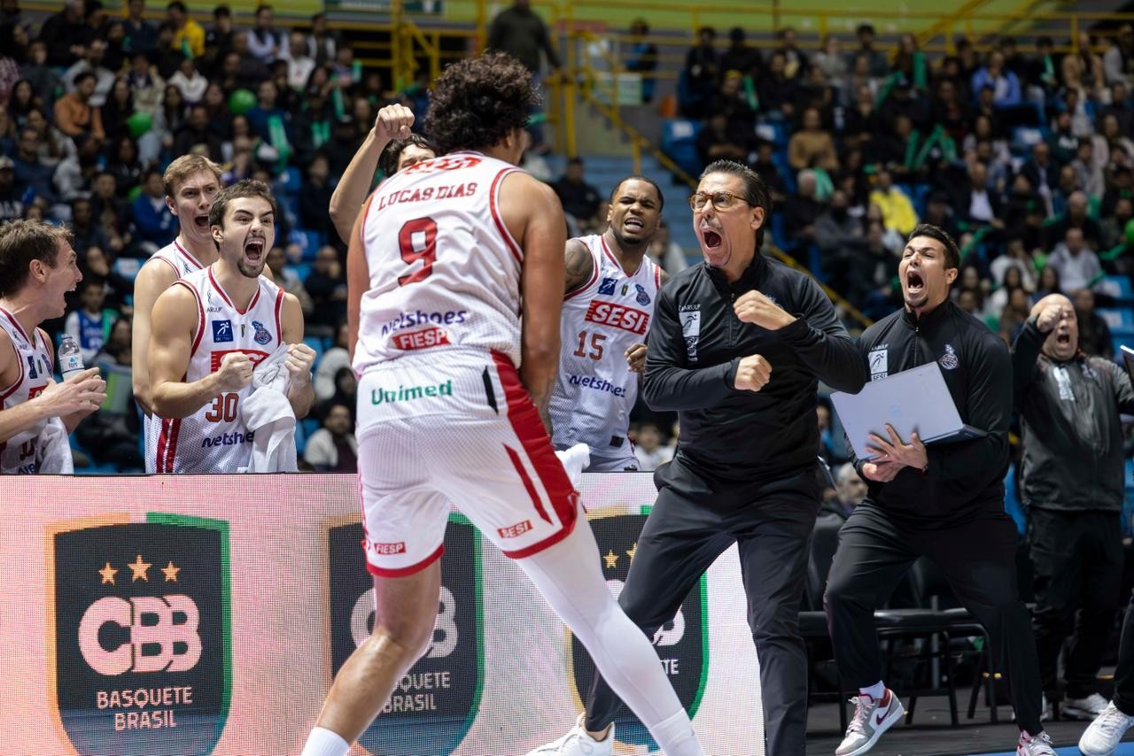 Franca bate Pinheiros em fim emocionante, abre 2 a 0 e fica a uma vitória do penta no NBB