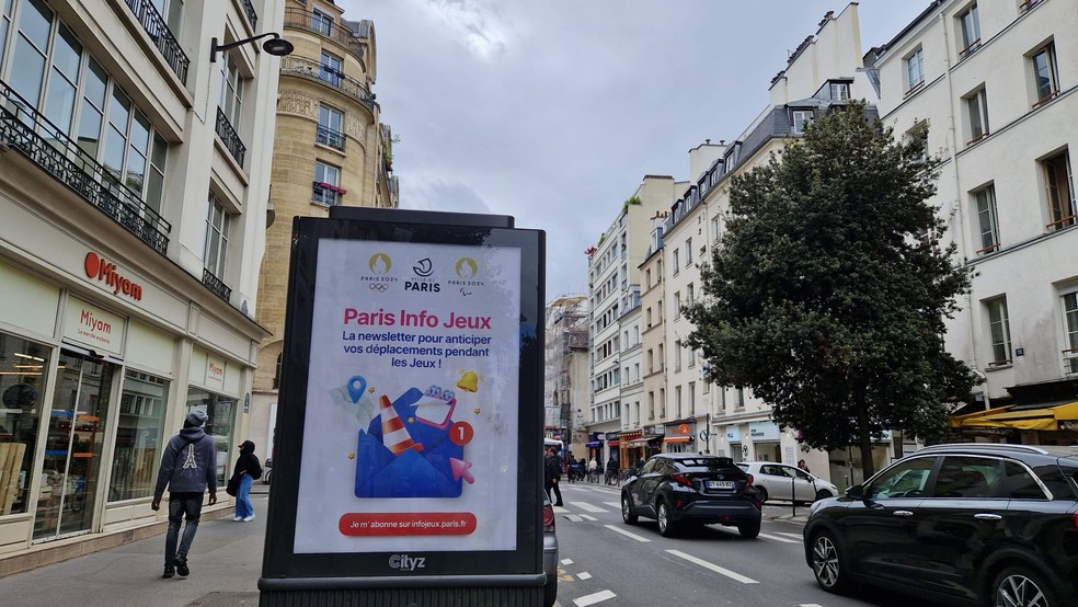 Anúncios da Prefeitura de Paris sobre os Jogos Olímpicos estão espalhados pela cidade — Foto: Lorena Dillon