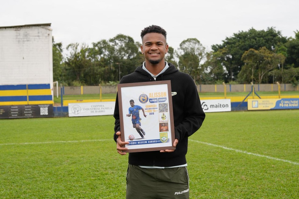 Alisson em homenagem no Nação