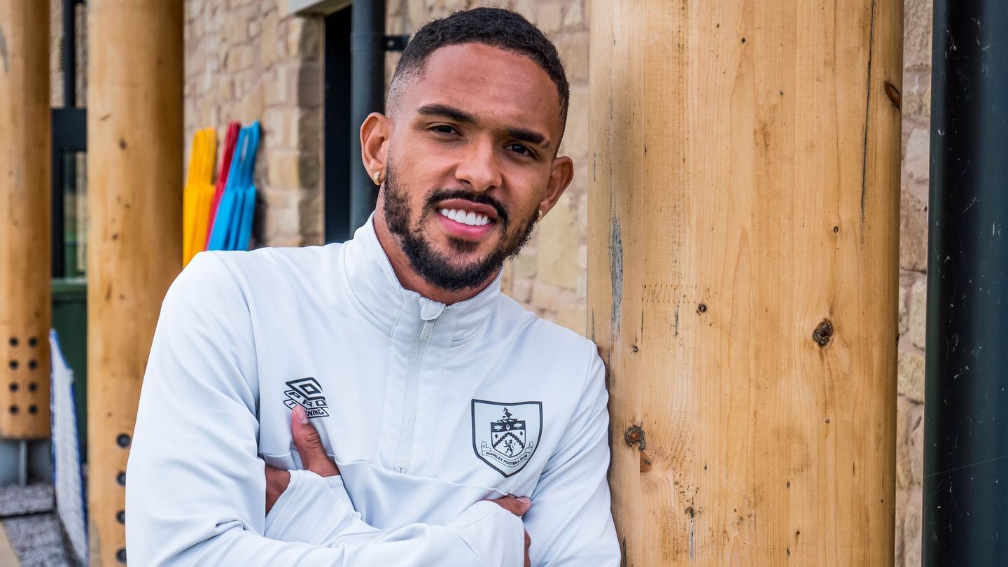 Botafogo negocia com Vitinho, lateral do Burnley