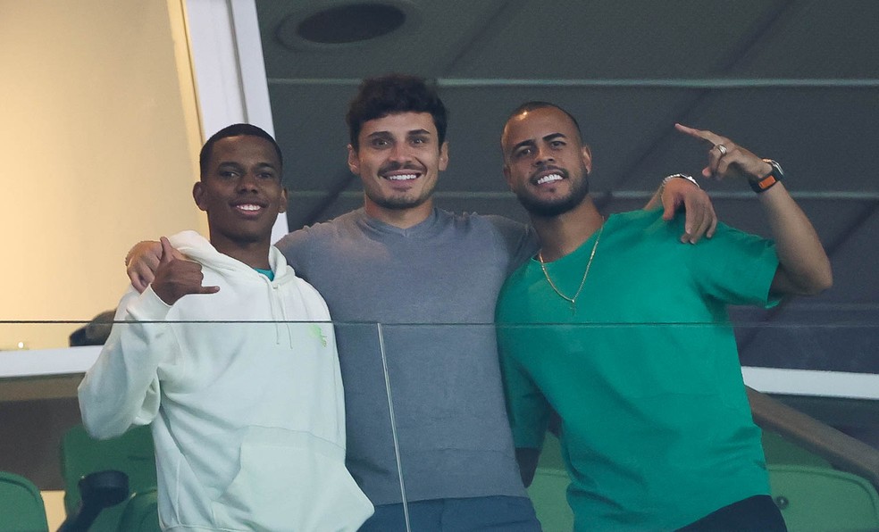 Estêvão, Raphael Veiga e Mayke acompanham Palmeiras x Tombense pela Copa do Brasil — Foto: Cesar Greco/Palmeiras