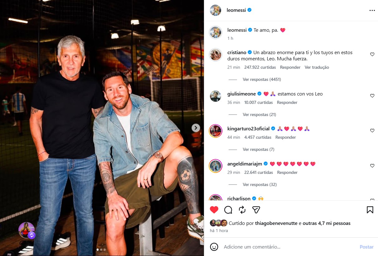 Cristiano Ronaldo presta homenagem a Messi pela morte do pai