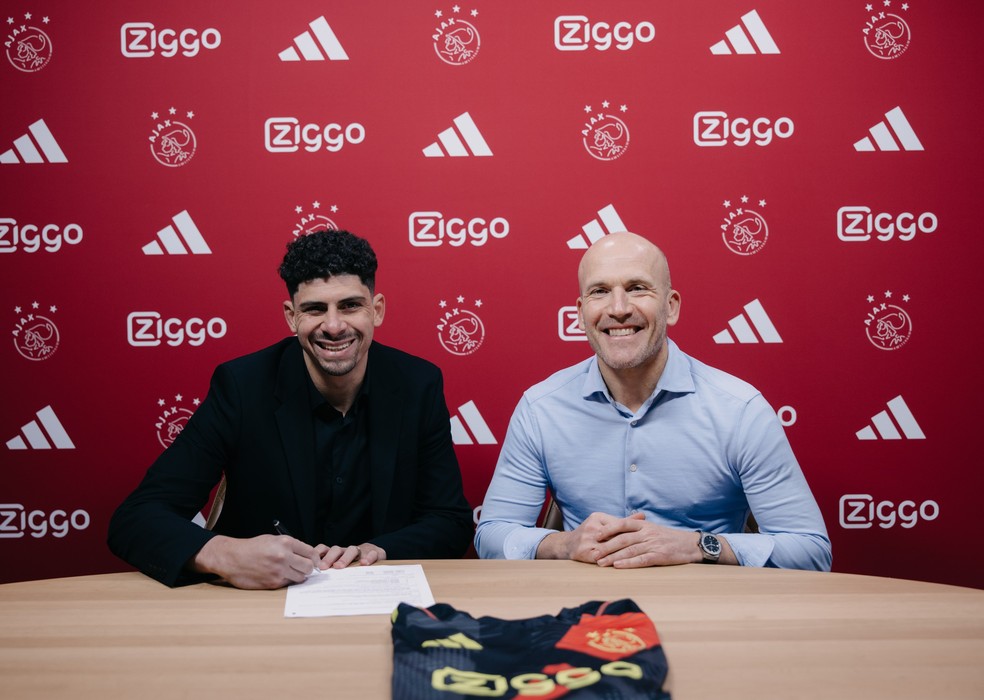 Matheus Magalhães na chegada ao Ajax — Foto: Divulgação/Ajax