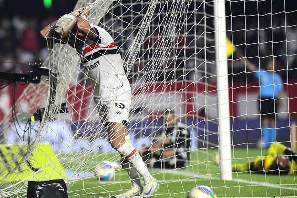 Problemas no ataque do São Paulo antes de confronto decisivo contra Botafogo.