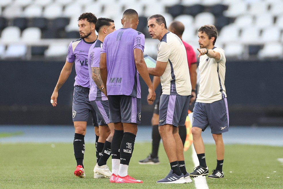 Renato Paiva em jogo-treino do Botafogo — Foto: Vítor Silva/Botafogo