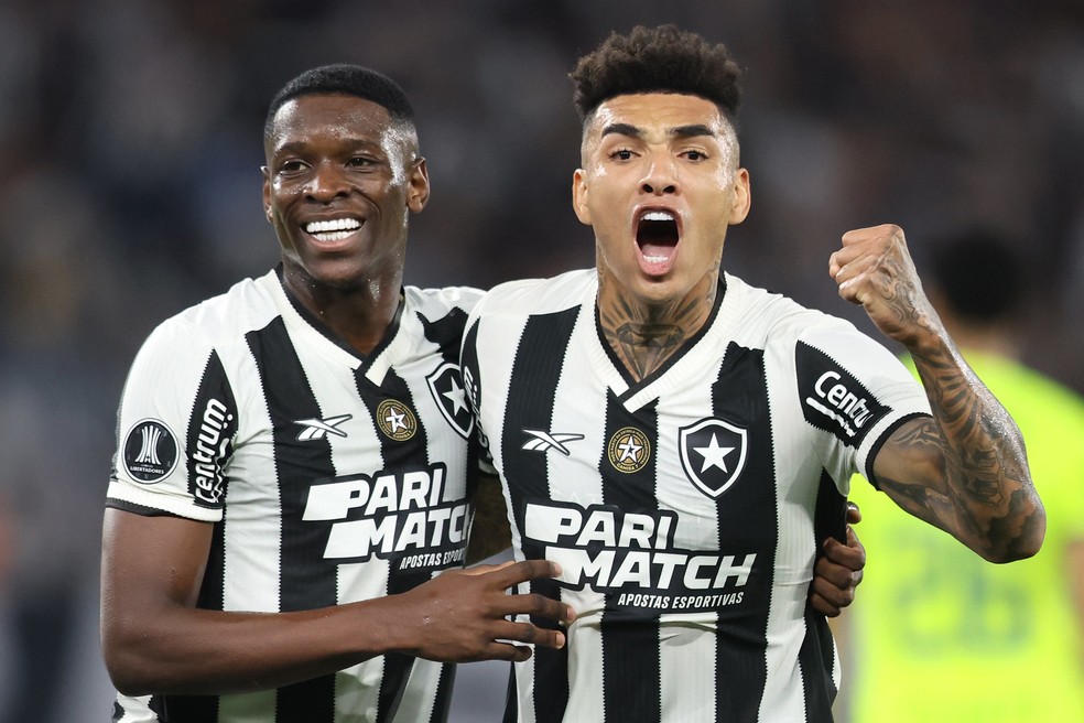 Luiz Henrique e Igor Jesus pelo Botafogo contra o Palmeiras — Foto: Vítor Silva/Botafogo