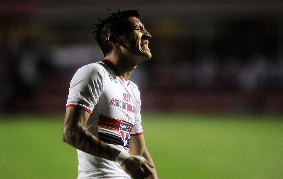 Centurión em ação pelo São Paulo, em 2015 — Foto: Marcos Ribolli