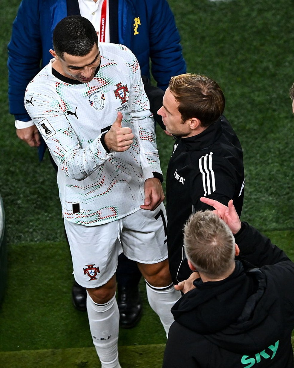 Cristiano Ronaldo discute com Heimir Hallgrimsson após expulsão — Foto: Getty Images