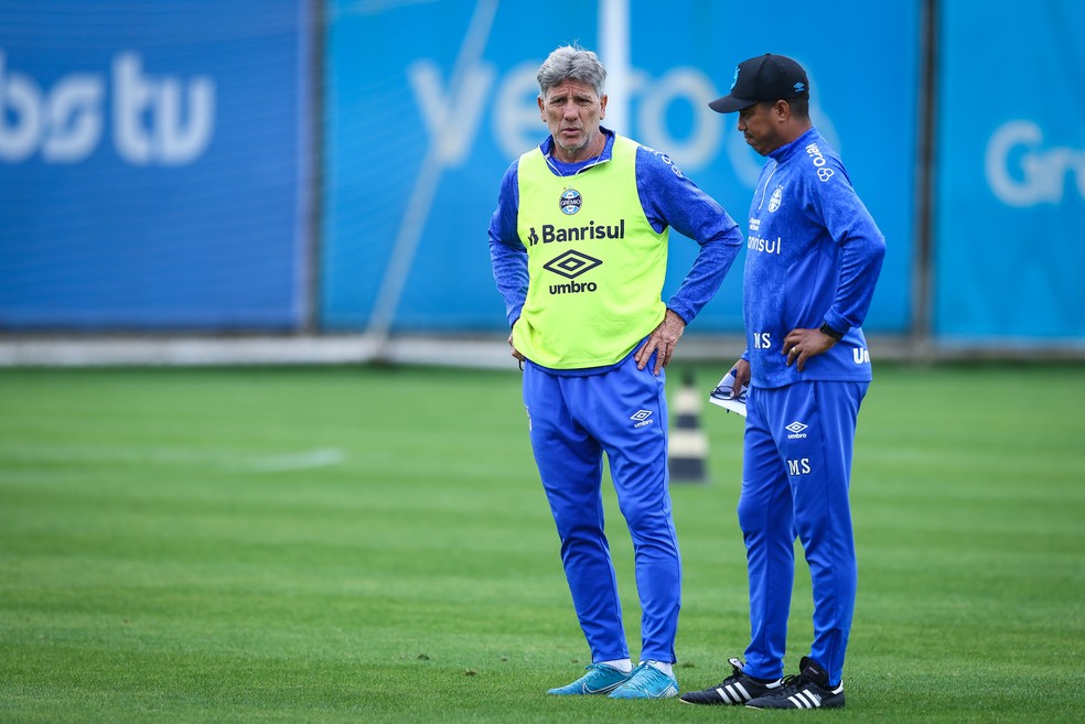 Renato e o auxiliar Marcelo Salles em treino do Grêmio — Foto: Lucas Uebel/Grêmio