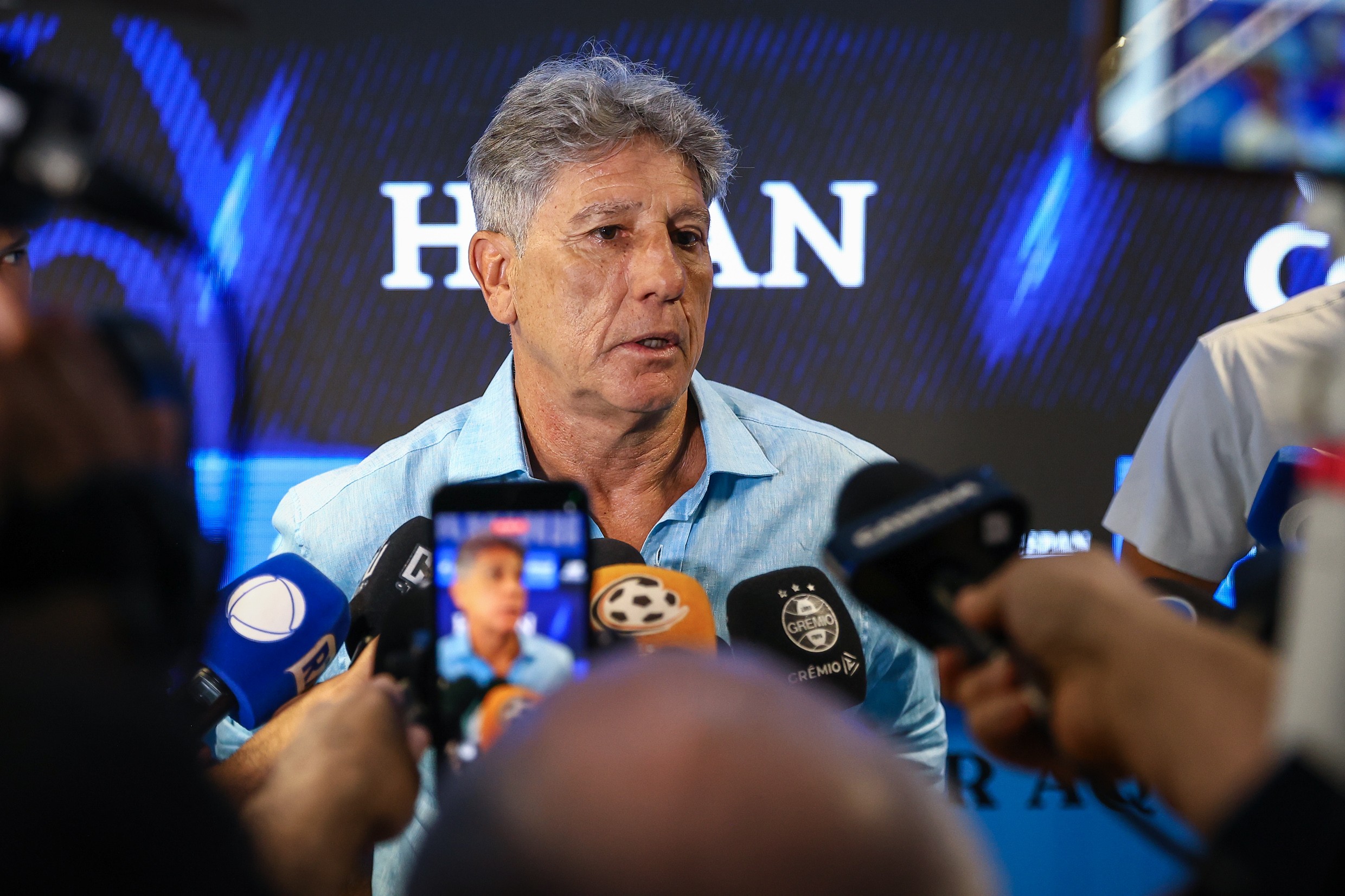Grêmio se fecha às críticas antes de decisão contra Coritiba: "Juntinhos, abraçadinhos, bonitinhos"