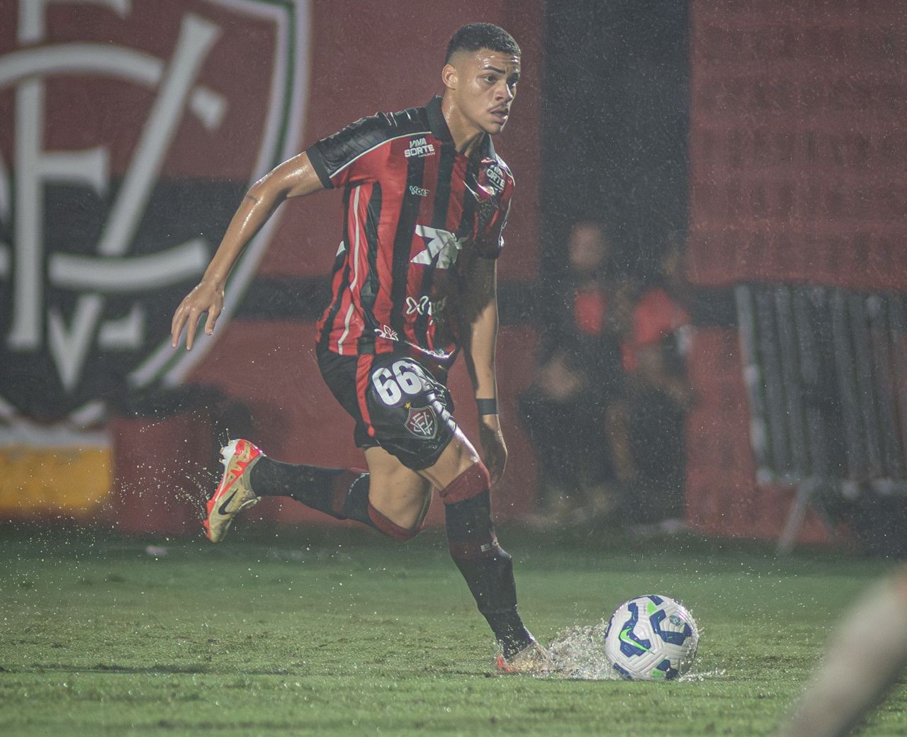 Quem é Maykon Jesus? Lateral-esquerdo vira única opção do Vitória | Ge