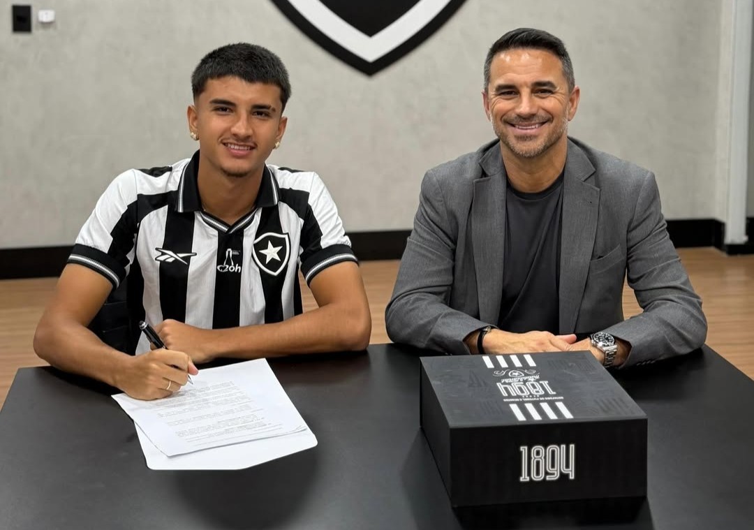 Martin, filho de Rodrigo Caetano, assina primeiro contrato profissional com o Botafogo